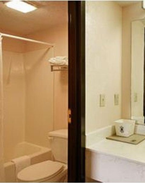 Super 8 by Wyndham Columbia image 1