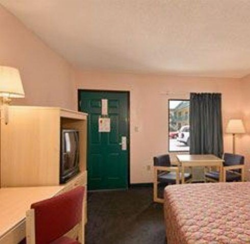 Super 8 by Wyndham Columbia image 3